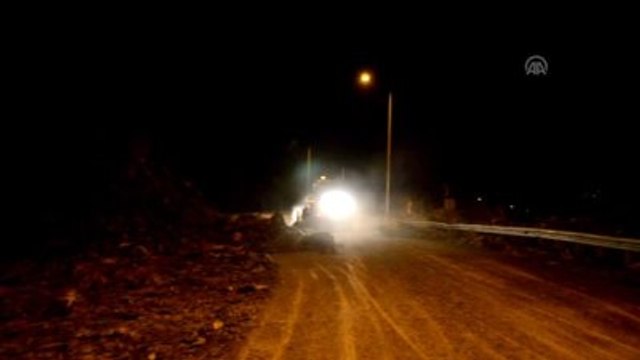 Hakkari-Van Karayoluna Düşen Kayalar Ulaşımı Aksattı