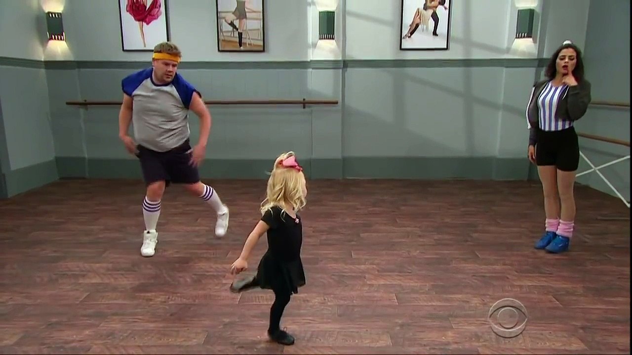 Des danseurs imitent la chorégraphie d'enfants, et c'est génial !