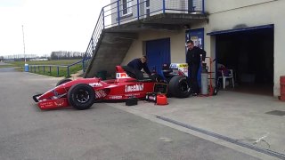 Démarrage F1 à moteur V12 Ferrari - Circuit de Lurcy-Lévis - 22-03-2013