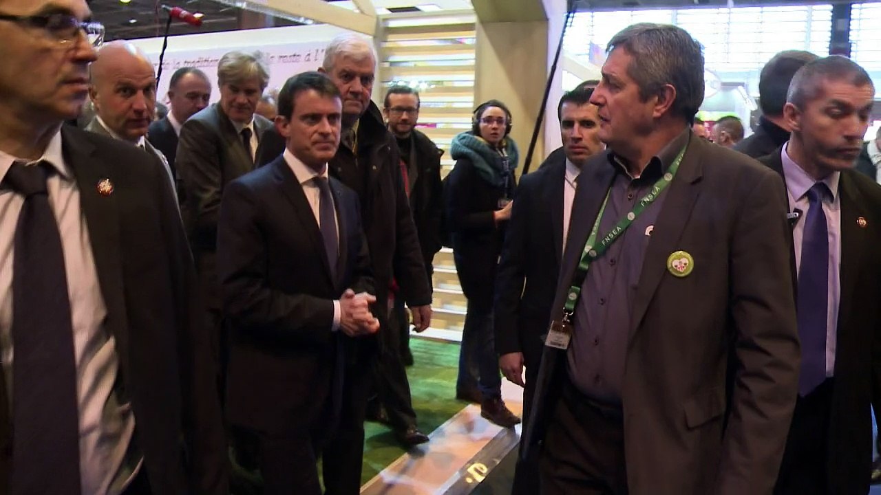 Valls au Salon de l'agriculture, échanges "rugueux"
