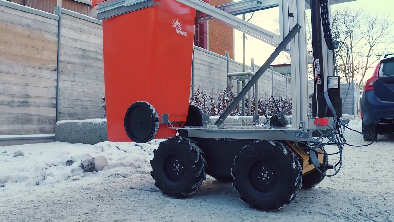Cette poubelle se vide seule dans le camion-benne sans éboueurs !