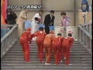 Ils jettent des litres de lubrifiant sur les participants d'un jeu Tv au Japon