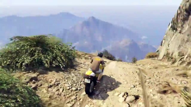 Une moto saute dans GTA 5 et atterrit dans un Avion en plein vol !