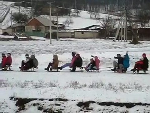 Au făcut trenulețul din mai multe săniuțe, dar când o să vezi cine conduce, vei rămâne fără cuvinte!