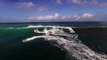 Des Jet Skis fuient une énorme vague pendant un contest de Surf!