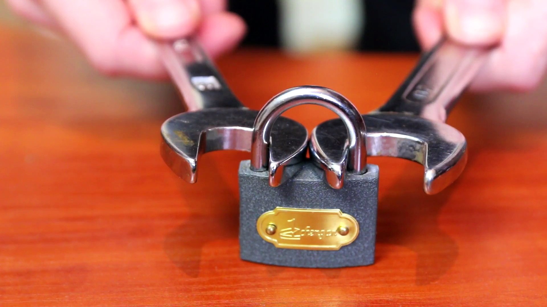 Comment ouvrir un cadenas avec une clé de serrage... Compilation! - Vidéo  Dailymotion