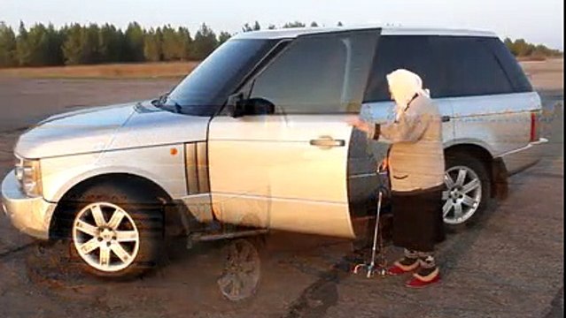 Bătrânica s-a apropiat de mașină și s-a urcat la volan... Următoarele imagini m-au lăsat cu gura căscată!