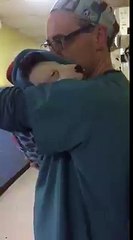 Ce vétérinaire berce un chiot effrayé