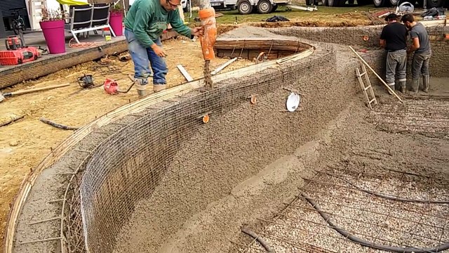 Pompage du béton pour la construction d'une piscine Ominéraux