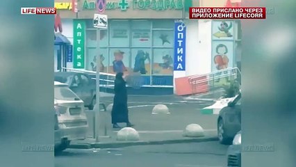 В Москве няня, убившая ребёнка, угрожает подорвать себя у метро