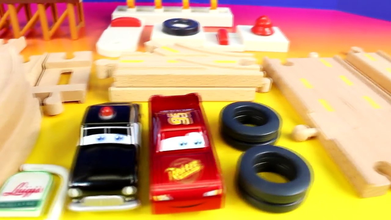 Disney Pixar Cars Wooden Sheriff's Race'n Chase Wood Track Playset With Lightning McQueen Mater