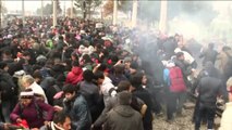 Maqedoni, refugjatët rrëzojnë gardhin - Top Channel Albania - News - Lajme