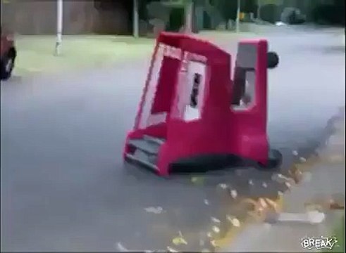 Guardate cosa fa questa bionda con il cartello della spesa!