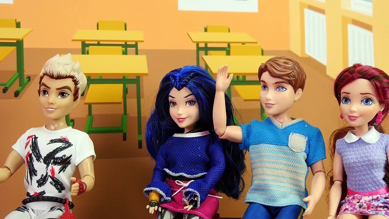 Descendants Evie Kicked Out of School by Wicked World Freddie. DisneyToysFan.