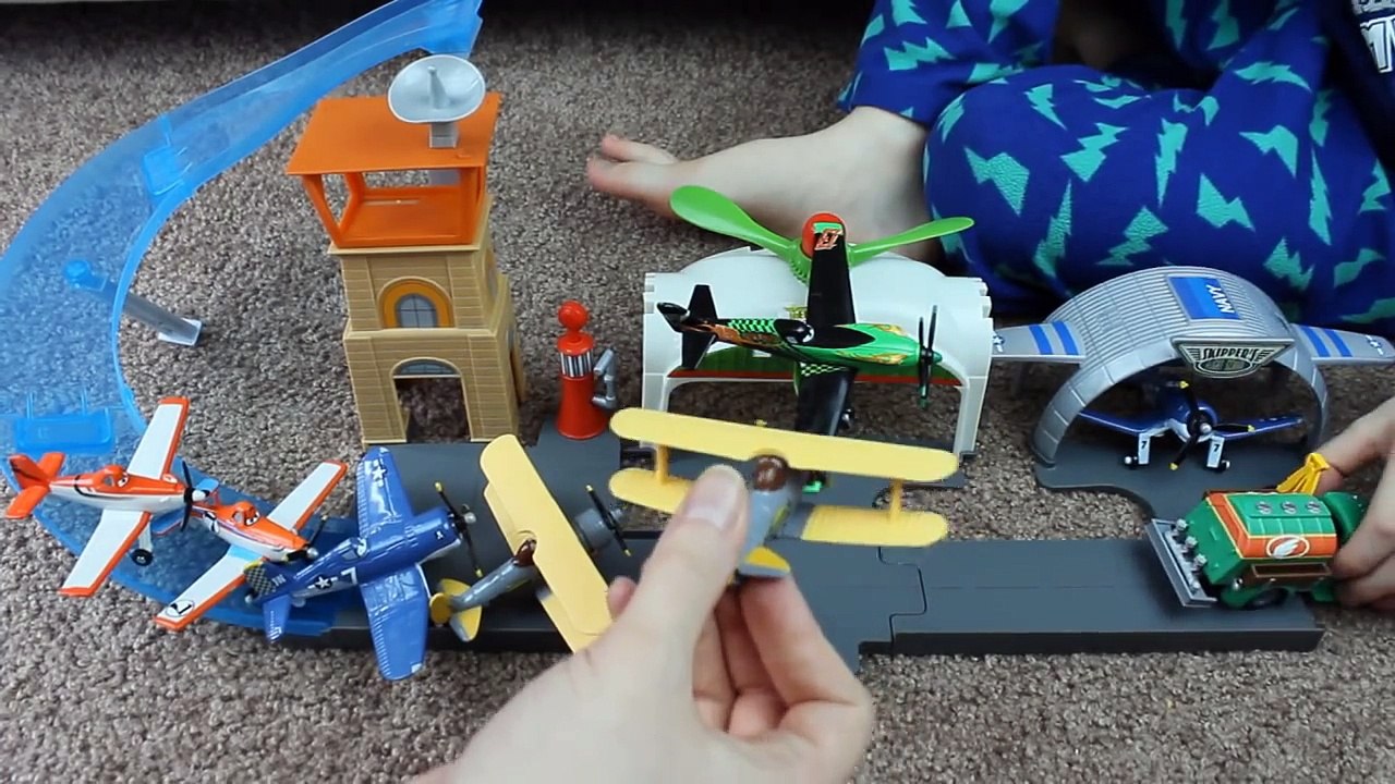 Disney Pixar Planes Airport Junction Playset with Microdrifters Cars