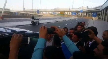 مارتن يول يخطف الأضواء في مطار القاهرة