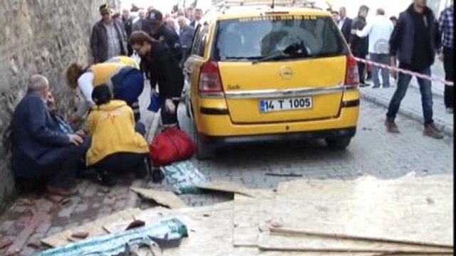 Kaldırımda Yürürken Başına Sunta Parçası Düştü