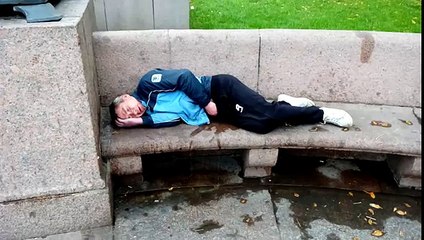 Алкаш ссыт себе в штаны на Чистых прудах