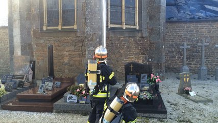 L'église de Parigné en proie aux flammes