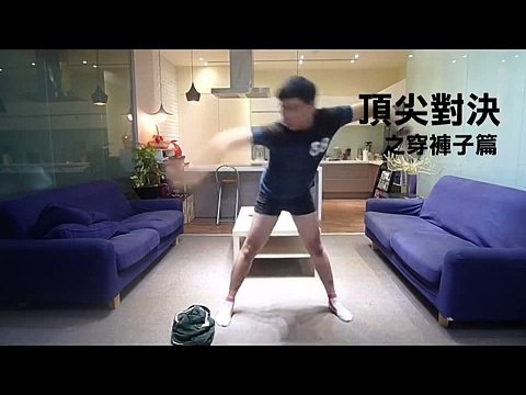 Китаец одевает штаны без рук!