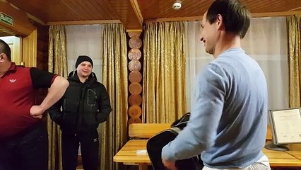 Рома штаны одень