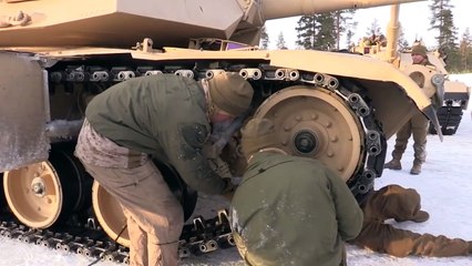 Télécharger la video: Super Heavy Tanks Drifting and Shooting in Snow: M1A1 Abrams and Leopard 2 Tanks in Action