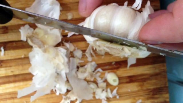 Как почистить головку чеснока за 10 секунд. Lifehack от Иваныча