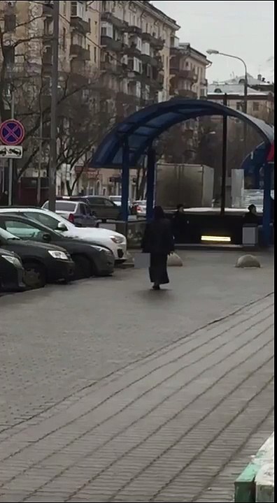 Женщина с отрезаной головой в руке