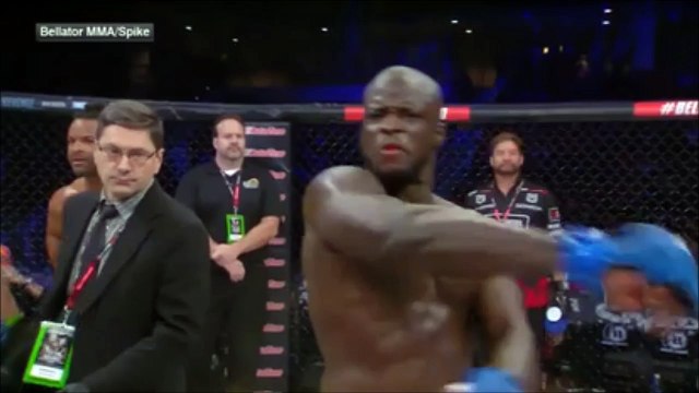 Un boxeur frappe l'arbitre par accident. Oups!!