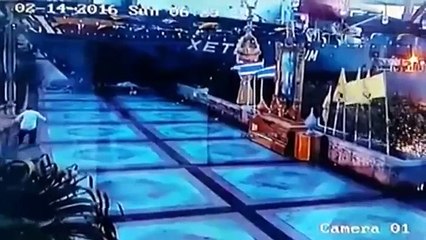 RAW- Cargo Ship crashes into docks walkway in Thailand