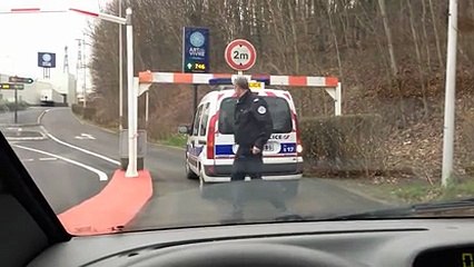Quand la police rencontre quelques difficultés - La honte