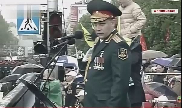 Пьяный захарченко на параде в Донецке чуть не рухнул со сцены