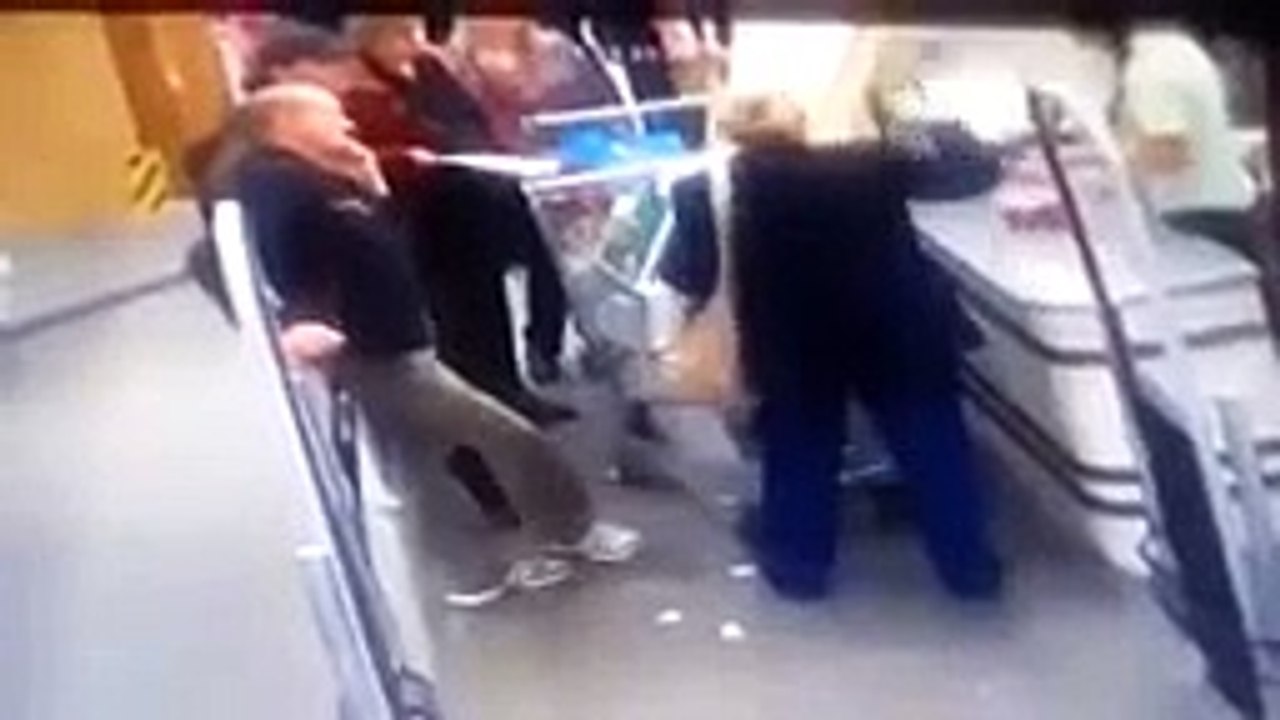 РЖАЧ!!!Женщина обливает монтажной пеной