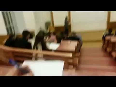 Преподаватель на лекции одел студенту на голову ведро курицы