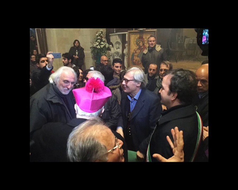 Sgarbi senza freni: Gramellini è uno schifoso che sfrutta la morte della madre, Vendola i figli non escono dal c..o