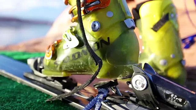 Экстремальные прыжки в воду с разными трюками