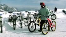 Экстремальный спуск с горы на велосипедах зимой