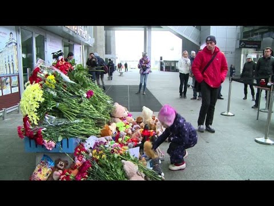 Russians mourn plane crash victims at airport