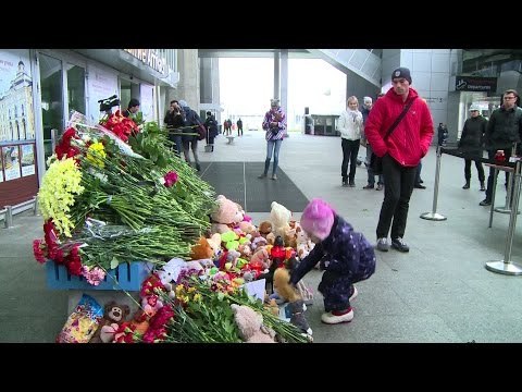 Russians mourn plane crash victims at airport