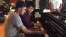 Neymar tira onda tocando piano ao lado de Lang Lang