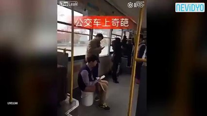 Belediye otobüsünde tuvaletini yaptı!