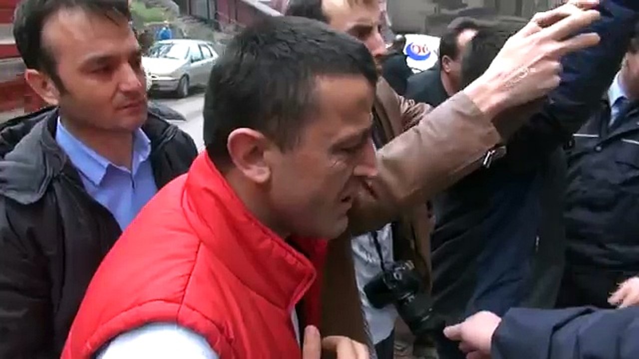 Yalnız yaşayan genç kız, evinde boğazı kesilmiş halde bulundu