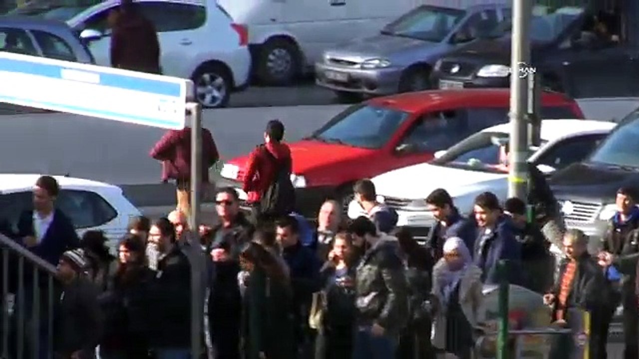 Metrobüs yoğunluğu üst geçidi kilitledi