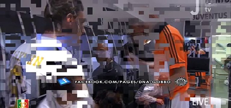 Zidane nello spogliatoio della Juventus Stadium controlla la pancia di Ferrara