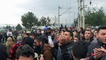 Teargas as migrants try to run Greece-Macedonia border fence