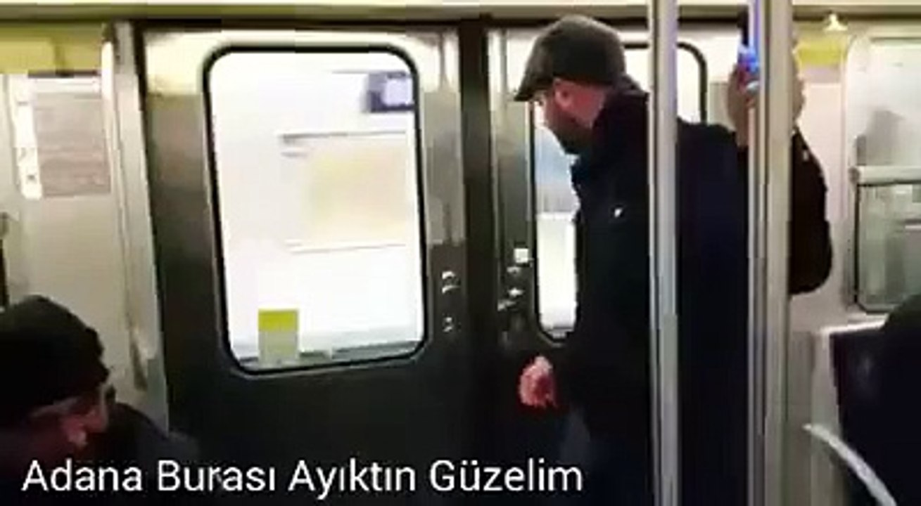 Paris metrosunu trolleyen adam. Paris metrosunda muavinlik yapan TURK