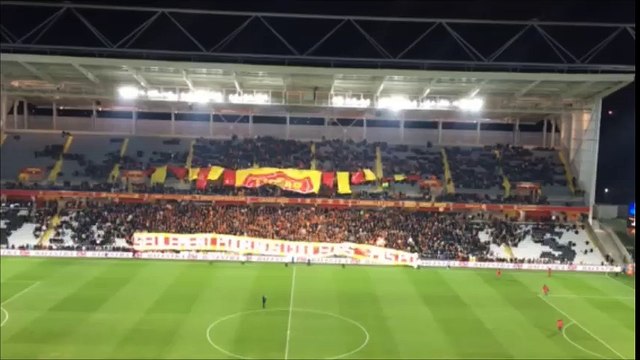 Les Red Tigers déploient leur tifo lors du match Lens - Evian ce lundi 29 février à Bollaert