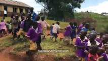 Niños en África se sorprenden al ver por primera vez un dron