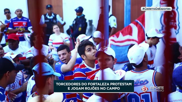 Torcedores do Fortaleza jogam rojões no campo para protestar