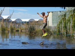 Aksi Nekat Melintas Sungai yang Penuh Buaya